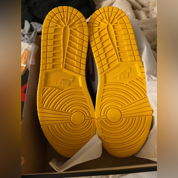 Men's Air Jordan 1 Retro High OG "Brotherhood" Bordeaux - Picture 2 of 3